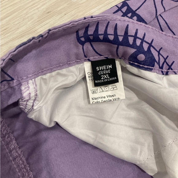 SHEIN | Curve Eye Graphic Jeans - Picture 4 of 10